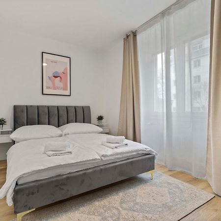 2 Bedroom Apt Steps To Nivy Station Bratislava Esterno foto