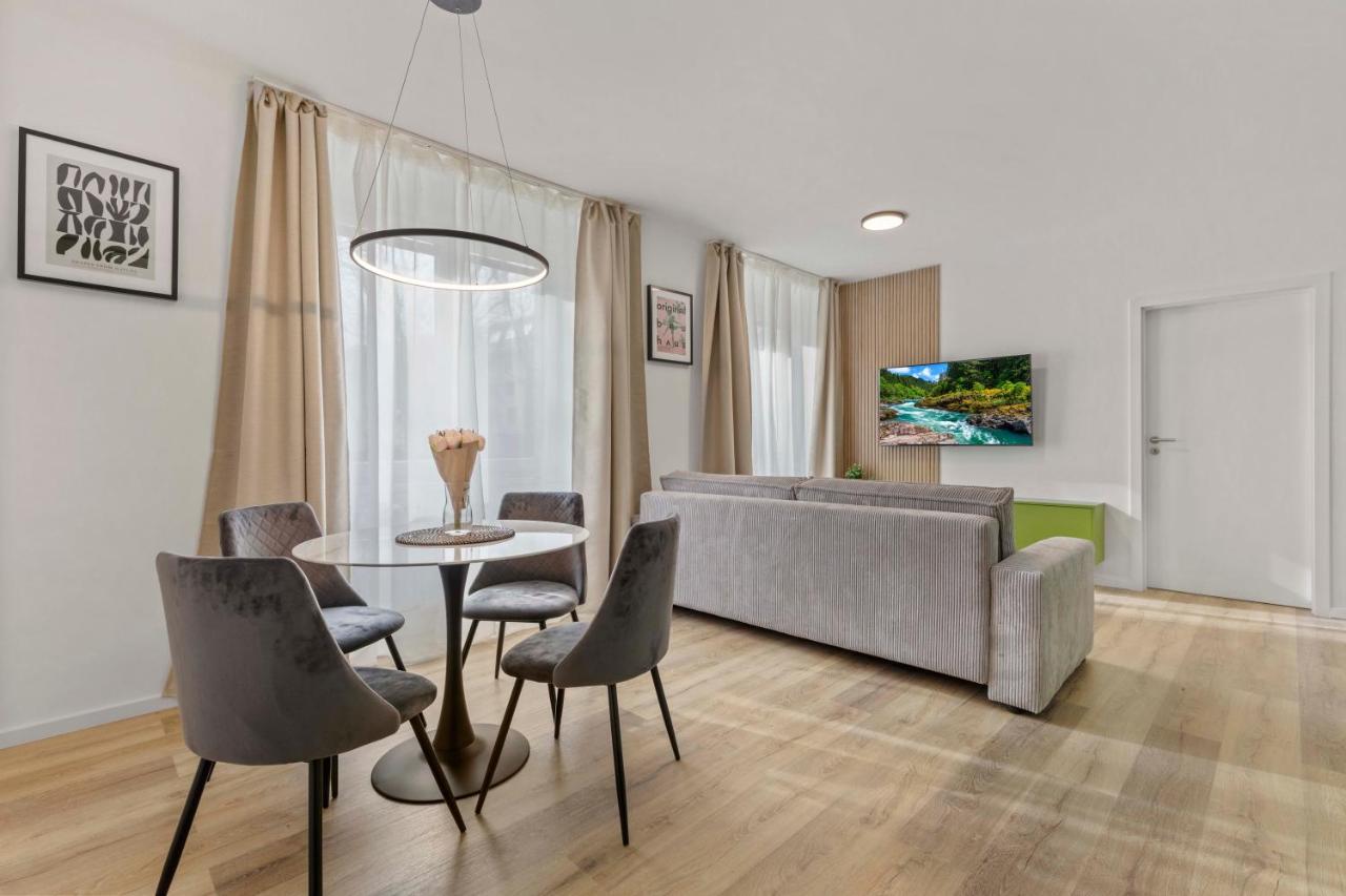 2 Bedroom Apt Steps To Nivy Station Bratislava Esterno foto