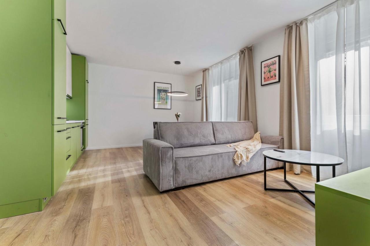 2 Bedroom Apt Steps To Nivy Station Bratislava Esterno foto