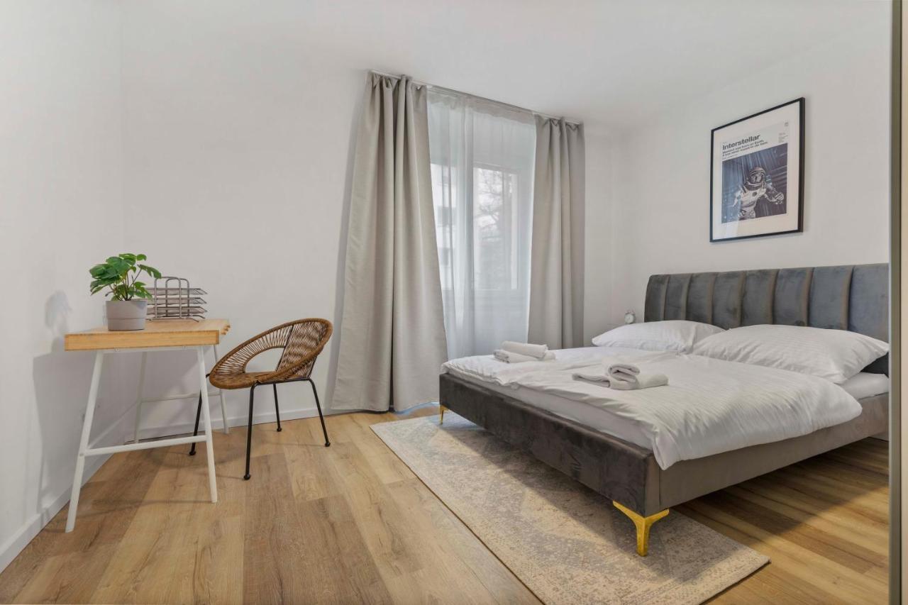 2 Bedroom Apt Steps To Nivy Station Bratislava Esterno foto