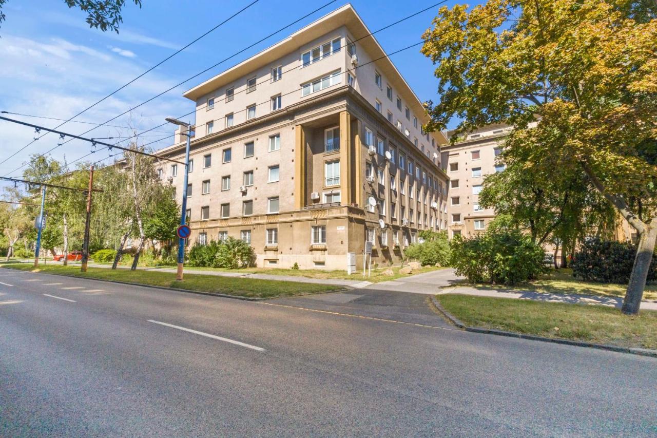 2 Bedroom Apt Steps To Nivy Station Bratislava Esterno foto