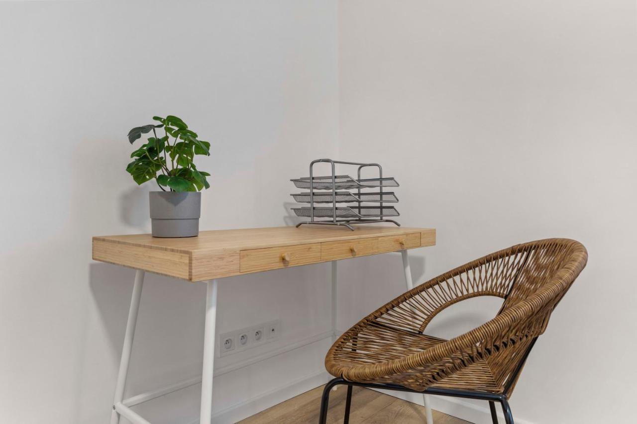 2 Bedroom Apt Steps To Nivy Station Bratislava Esterno foto
