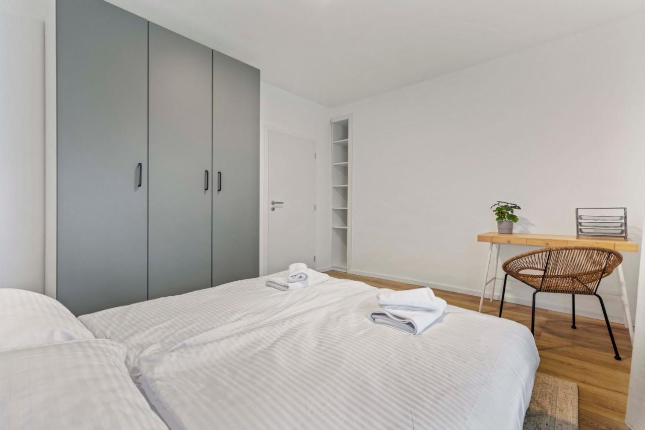 2 Bedroom Apt Steps To Nivy Station Bratislava Esterno foto