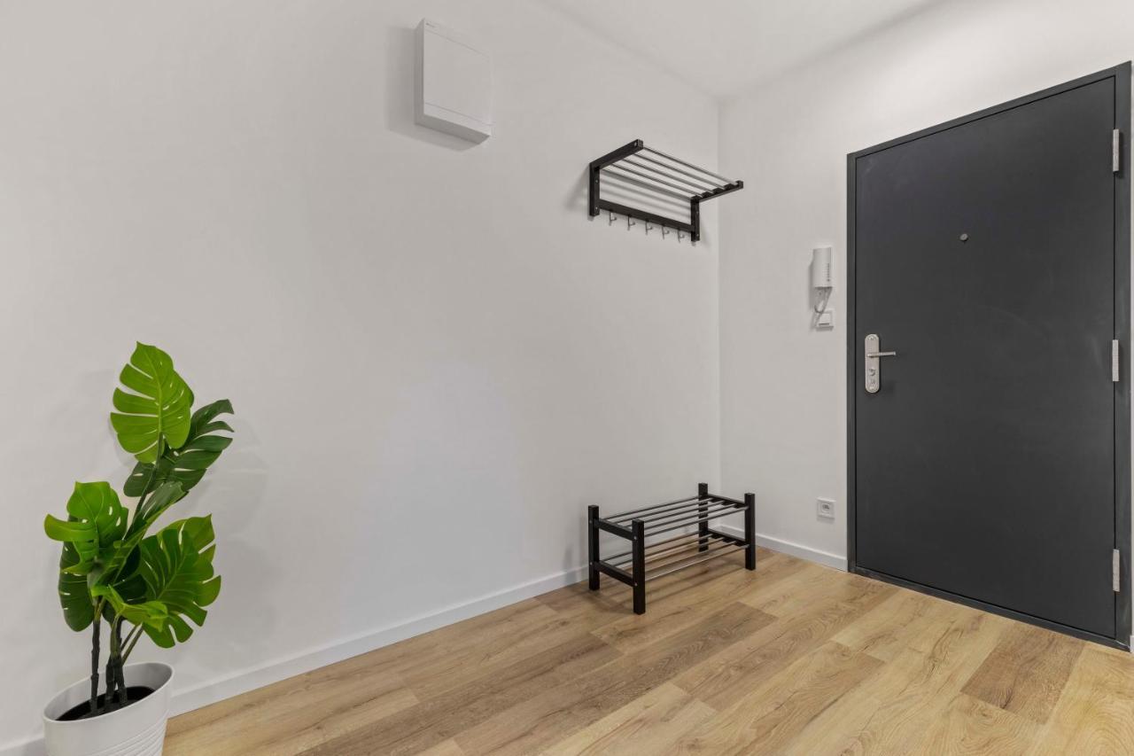 2 Bedroom Apt Steps To Nivy Station Bratislava Esterno foto